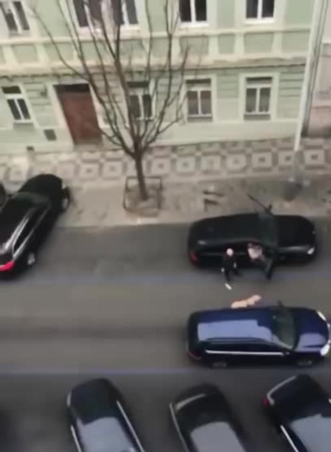 Surový počin taxikára. Z auta vyhodil slepú ženu, lebo mu prekážal jej vodiaci pes