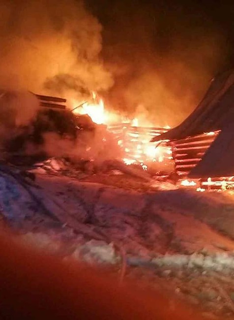 Dva tucty hasičov zasahovali pri požiari. Zranila sa jedna osoba