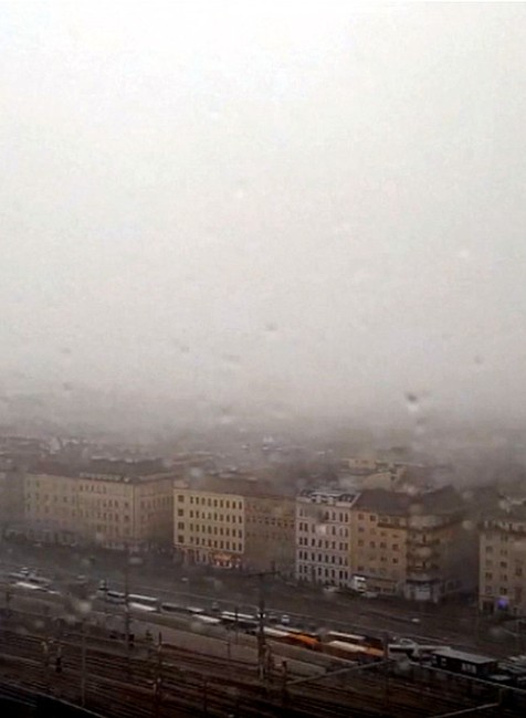 VIDEO: Dážď a prudký vietor. Z Rakúska dorazila na naše územie silná búrka