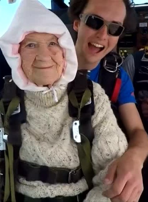 [multi] Najstaršia parašutistka sveta. Z lietadla vyskočila v 102 rokoch 385
