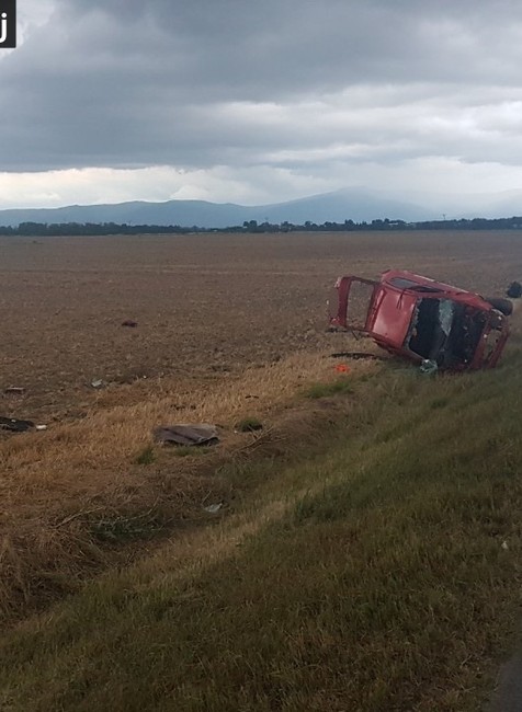 Prešiel do protismeru a následne sa s autom niekoľkokrát prevrátil. Vodič pri nehode z auta vypadol