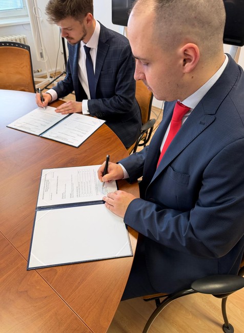 Šutaj Eštok daroval synovi Lučanského reliéfnu plastiku „Padlý anjel“