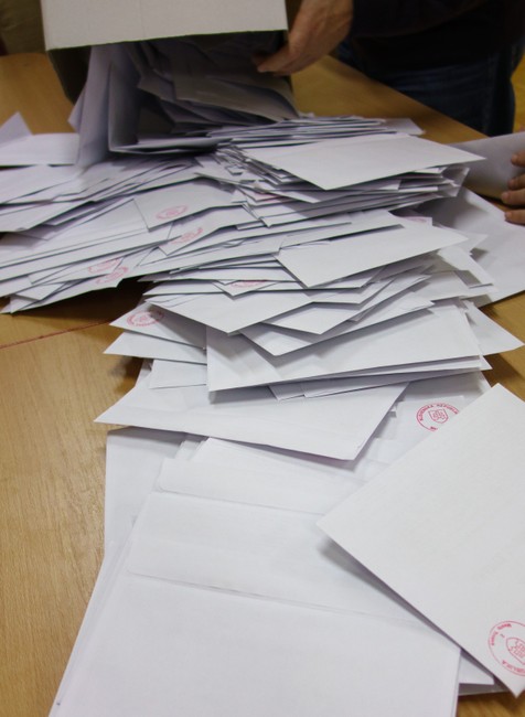 Vysypanie volebných urien s hlasovacími lístkami a sčítavanie hlasov po ukončení volieb do Národnej rady SR 2020