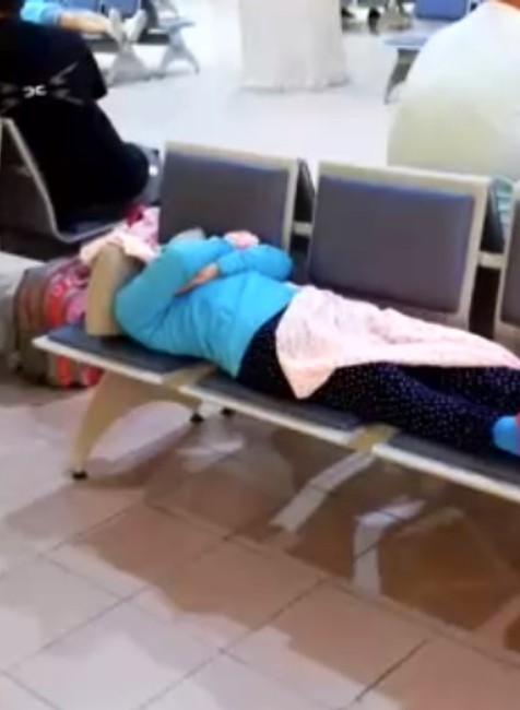 Problém dovolenkárov. Museli čakať na lietadlo, delegáti im nič nevysvetlili a ušli