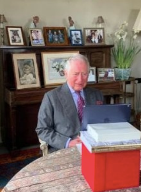 Charles počas videohovoru v pracovni