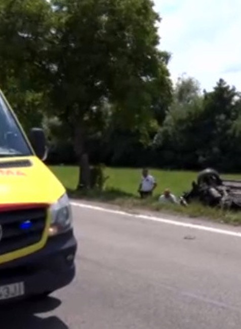 Mladý vodič narazil do stromu 