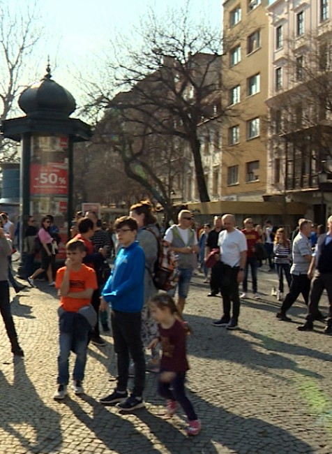 Námestie v Bratislave obsadili zložky Verejnej bezpečnosti. Sviečkový pochod pripomínal rok 1988