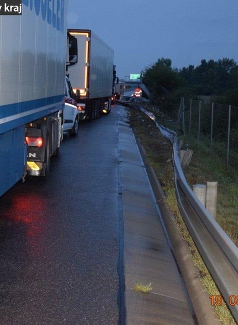 Nehoda kamiónu zablokovala diaľnicu D1, vodič dostal mikrospánok
