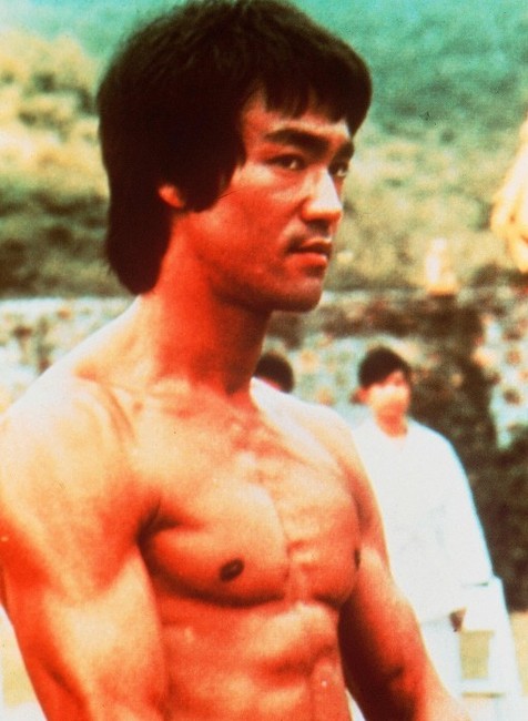Bruce Lee bol herec a majster viacerých bojových umení, ktorý spopulárnil bojové umenia vo filmoch