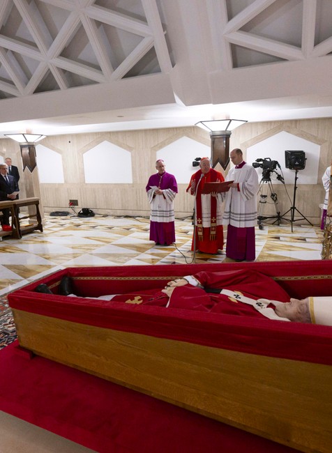 Telo pápeža Františka vystavili v otvorenej rakve 1