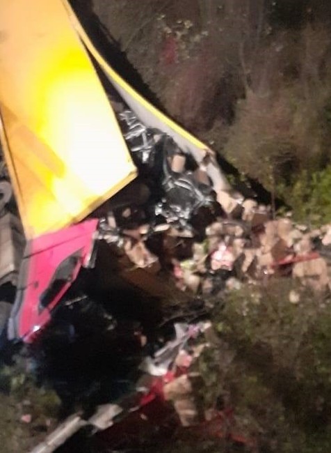 Z mosta padol kamión, vodič (†55) nehodu neprežil 