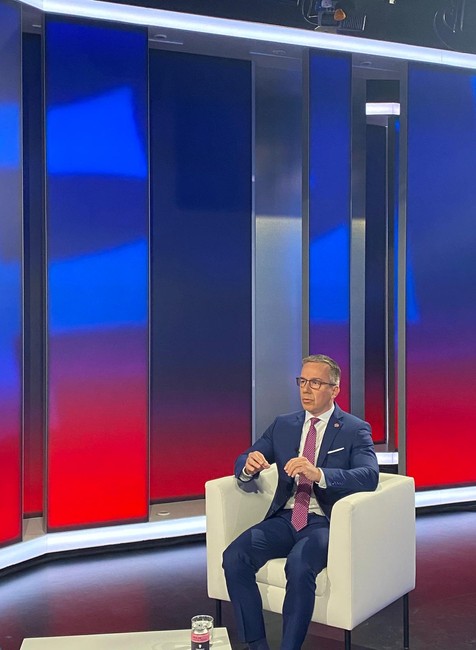 erik tomas v politika 24