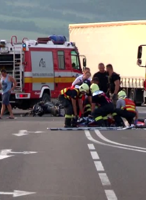 Hasiči zachraňovali 29-ročného kolegu. Na motorke vpálil do auta2595