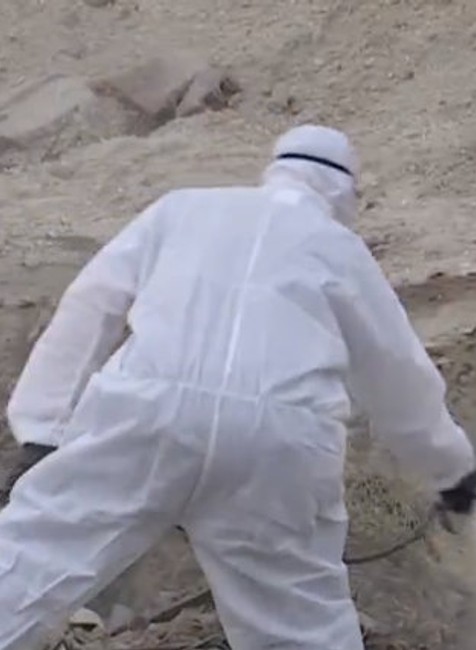 Tony nebezpečného azbestu v poli.