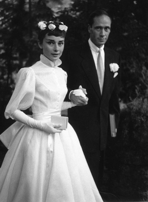 Audrey Hepburn sa v roku 1954 vydávala v šifónových šatách Balmain