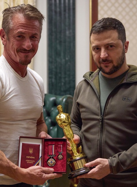 Penn dal Zelenskému Oscara