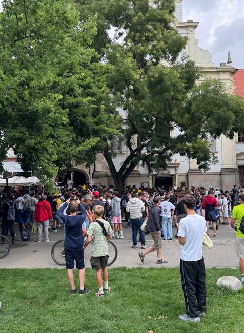 Dav fanúšikov čakajúci na IShowSpeed pred reštauráciou 1