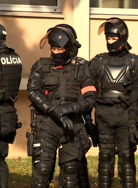 Vodné delá, psovodi a ťažkoodenci. V Trnave sa hralo najväčšie slovenské derby