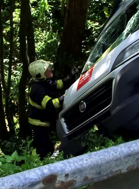 FOTOGALÉRIA: Vodič dodávky sa s tonovým nákladom zrútil do priekopy5486