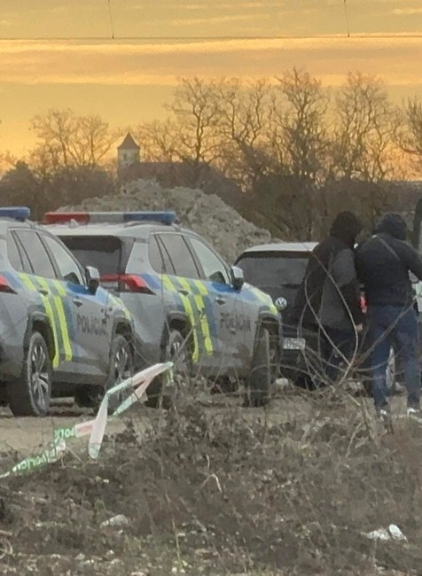 petrzalka mrtvy muz prehladava okolie policia (1)