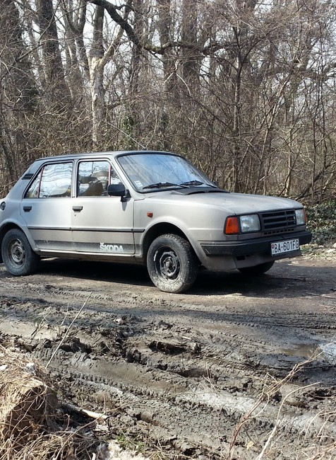 Osobné motorové vozidlo automobil Škoda 120 sivá