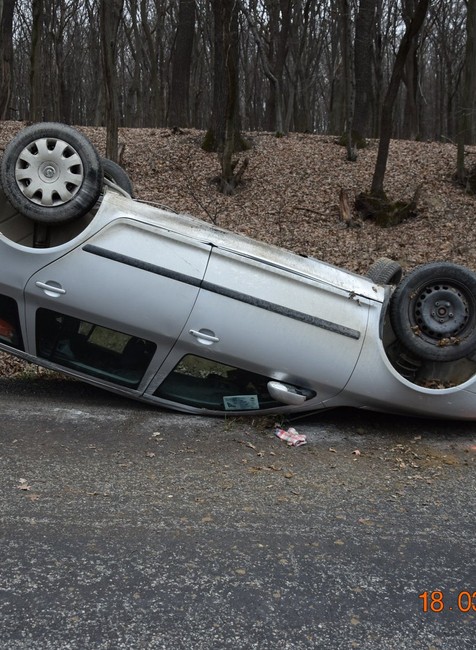 Po náraze sa auto prevrátilo na strechu. Vodič nafúkal viac ako 2 promile