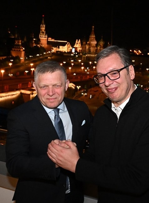 Srbský prezident Aleksandar Vučič sa v Moskve stretol so slovenským premiérom Robertom Ficom.