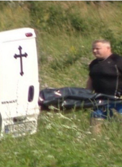 kolaz simonka nkladanie tela do auta fotka simonky