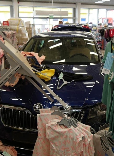 Nehoda auta do obchodu 