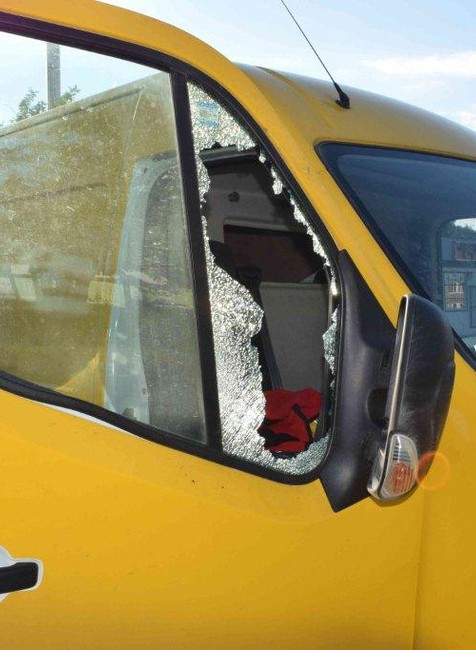 rozbité okno na Renaulte 