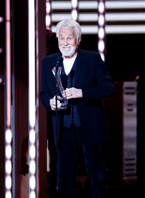 2015_CMT_Artist_of_the_Year_-_Show-aca02b3c57334ef5ae0044dcd1854a70