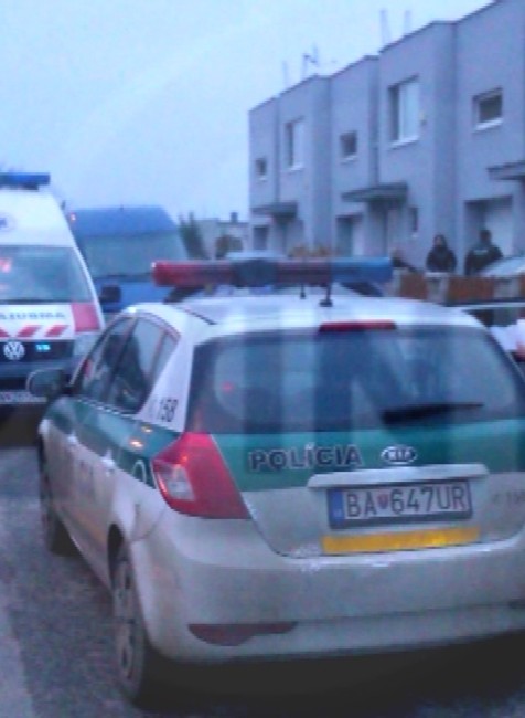 Šaľa prestrelka policajti sanitka 3