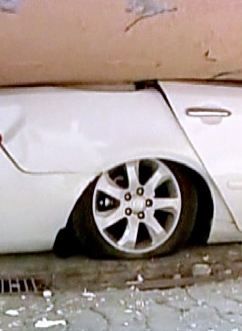 Zničené auto po zemetrasení v Čile