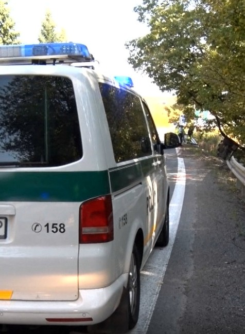 Vážna dopravná nehoda. Kamión zostal prevrátený v jarku len pár metrov od domu