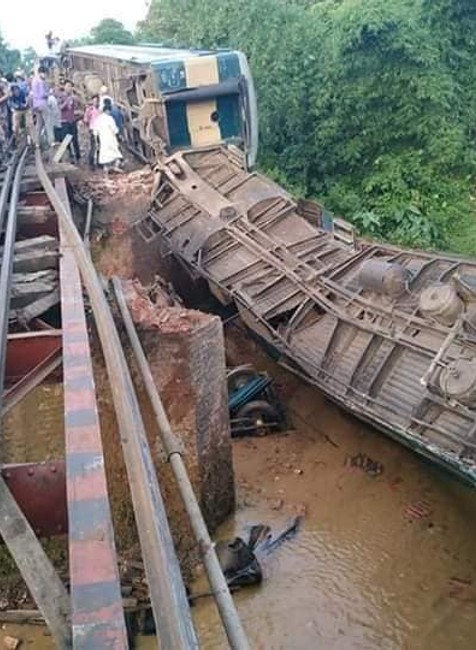 Ku vlakovému nešťastiu došlo v severovýchodnej časti Bangladéša pri prejazde mostu nad kanálom.
