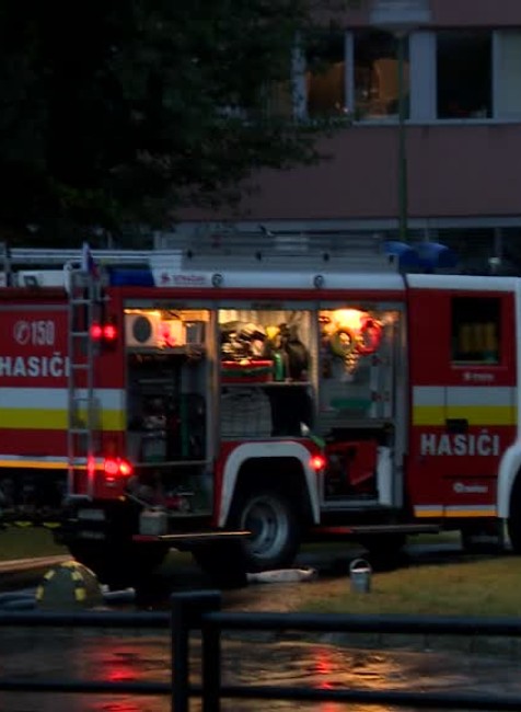 Bratislavou sa prehnala silná búrka. Voda zaplavila podchod aj nemocnicu2737