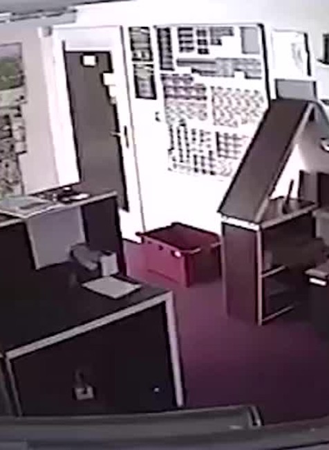 [multi] V múzeu pri Banskej Bystrici v noci padajú knihy z police. Zachytila to aj kamera 2994