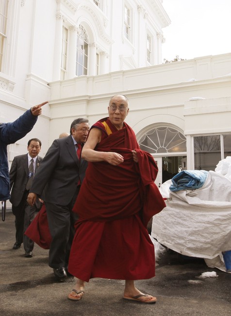 Dalajláma vychádza so sprievodom z bieleho domu