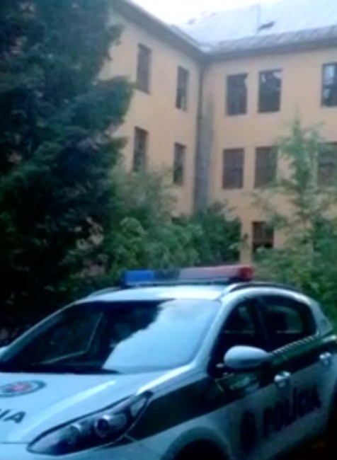 Záhadná smrť v Brezne. V opustených kasárňach našli telo 48-ročného muža