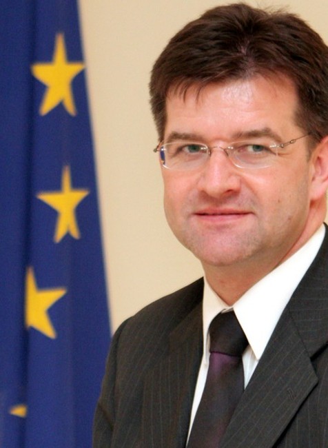 miroslav lajcak zastava eu v pozadi