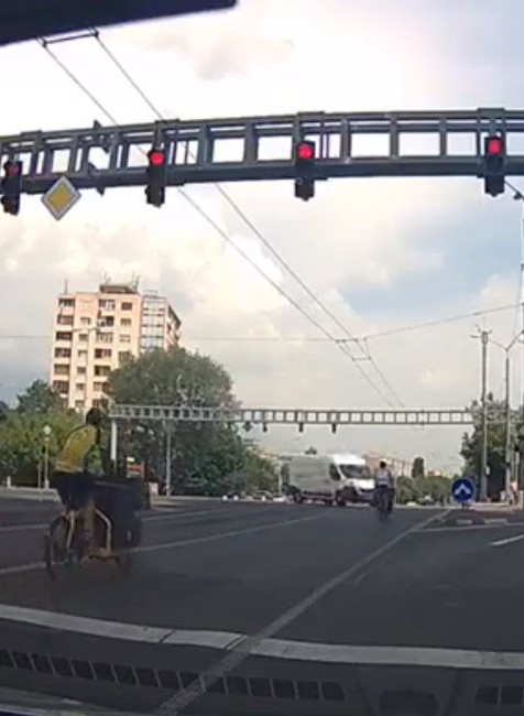 Cyklisti prešli na červenú