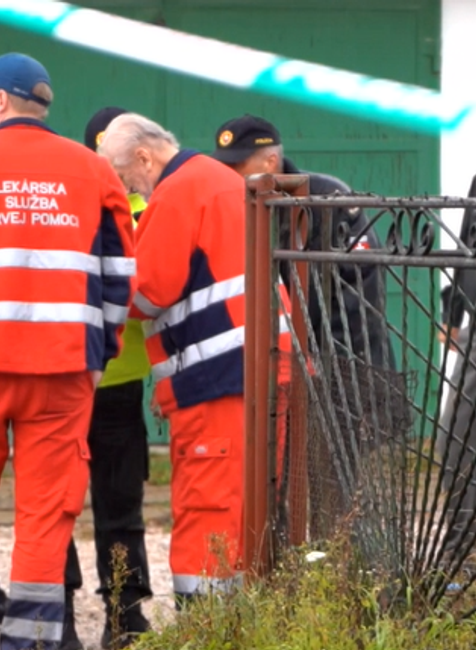 Popíjal s miestnymi, no domov sa už nevrátil. Záhadná smrť v uličke pri stanici prináša množstvo otáznikov