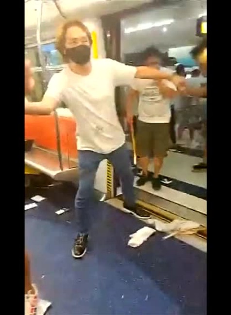 Na vlakovej stanici v Hongkongu hospitalizovali 45 ľudí. Na okoloidúcich zaútočil dav maskovaných mužov