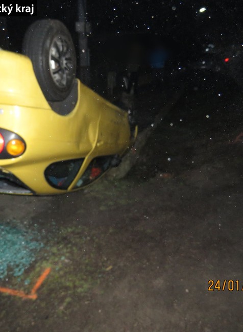 Pri nehode auto skončilo na streche v priekope. K zrážke ale nedošlo