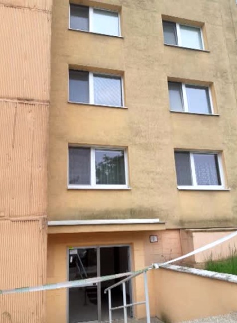 [multi] V Dúbravke vypadol z 3. poschodia muž. Predchádzala tomu údajne bitka 728