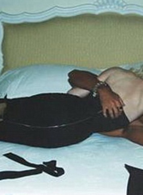 madonna na posteli s jesusom