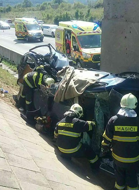 Tragédia na R1. Auto vyletelo z cesty