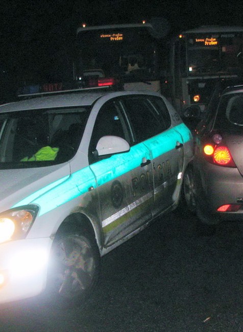 Zrazené autá policajné autobusy nehoda cesta noc