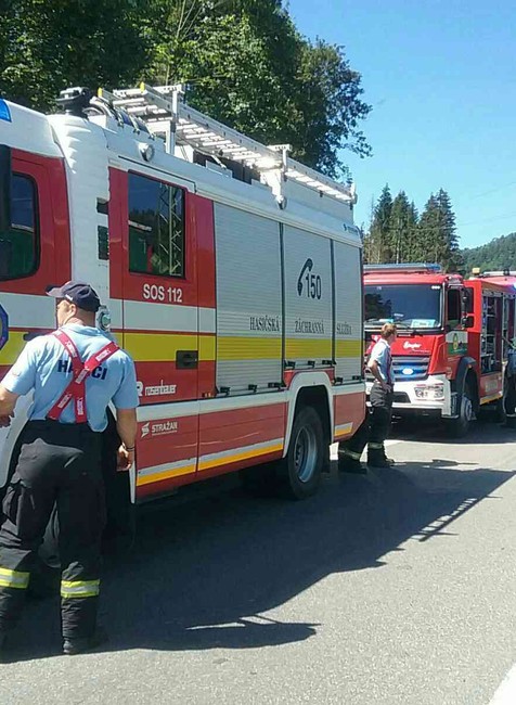 Tragická dopravná zrážka troch áut a kamióna si vyžiadala jednu obeť