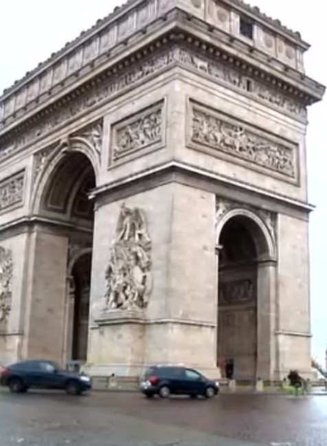 VIDEO: Francúzsko zvažuje výnimočný stav. Demonštranti poškodili aj Víťazný oblúk 